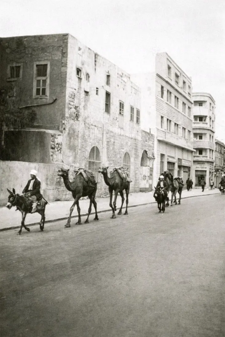שיירה בדרך העצמאות חולפת על פני אבן עות'מאנית שעומדת בפינה עד היום.
